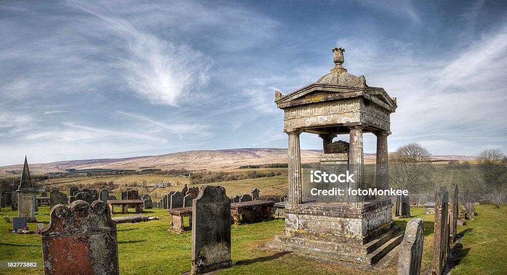 Lapidi vecchie e le tombe in remoto Cimitero scozzese - Foto stock royalty-free di A forma di blocco