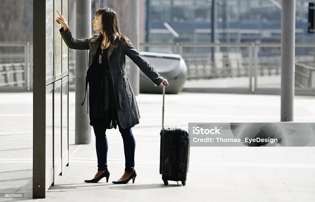 Junge Frau, die Abfahrtszeiten - Lizenzfrei Abschied Stock-Foto
