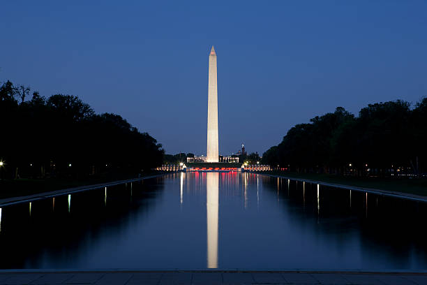 washington monument und dem glitzernden pool - washington dc monument sky famous place stock-fotos und bilder