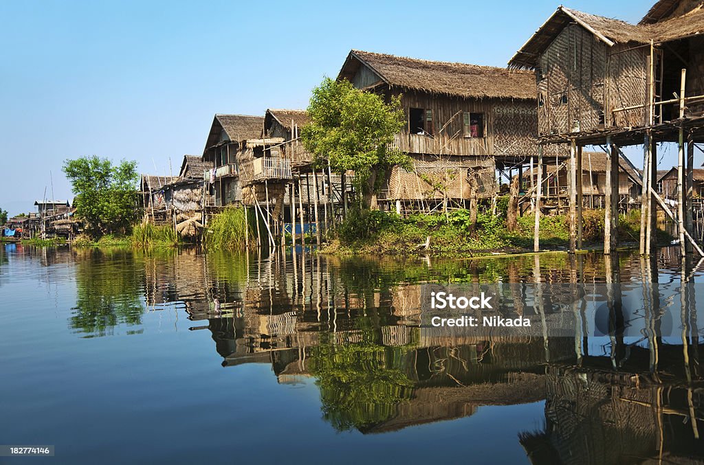 Maisons sur pilotis en bois en Asie - Photo de Bambou libre de droits