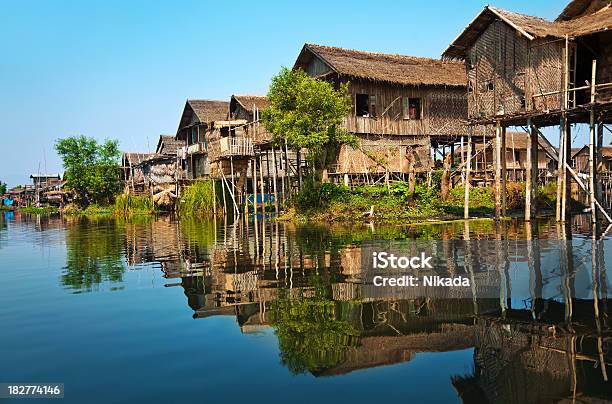 Photo libre de droit de Maisons Sur Pilotis En Bois En Asie banque d'images et plus d'images libres de droit de Bambou - Bambou, Structure bâtie, En bambou