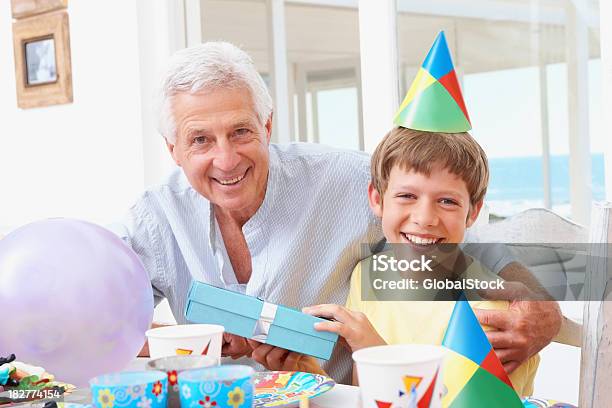 Foto de Avô Dando Um Presente De Aniversário De Seu Neto e mais fotos de stock de 10-11 Anos - 10-11 Anos, 60-64 anos, Acontecimentos da Vida