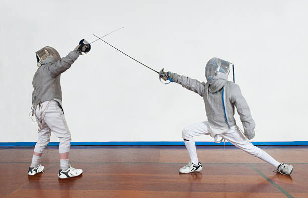 jeune fencers bouting - escrime photos et images de collection