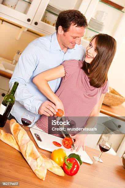 Encantadora Pareja De Mediana Edad En La Cocina Foto de stock y más banco de imágenes de 30-39 años - 30-39 años, Adulto, Adulto de mediana edad