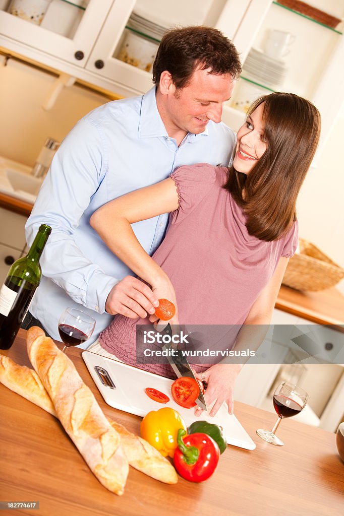 Charmant couple d'âge moyen en cuisine - Photo de Adulte libre de droits