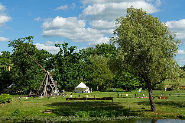 trebuchet в действии бросать горящий boulder - trebuchet стоковые фото и изображения