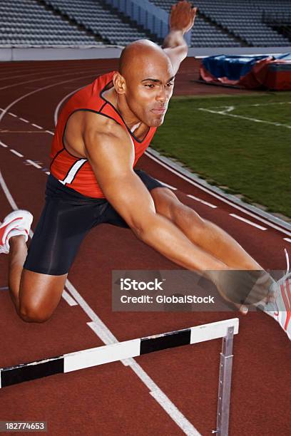 African American Mann Üben Hürde Zu Springen Stockfoto und mehr Bilder von Hürde - Hürde, Hürdenlauf - Laufdisziplin, Sportstrecke