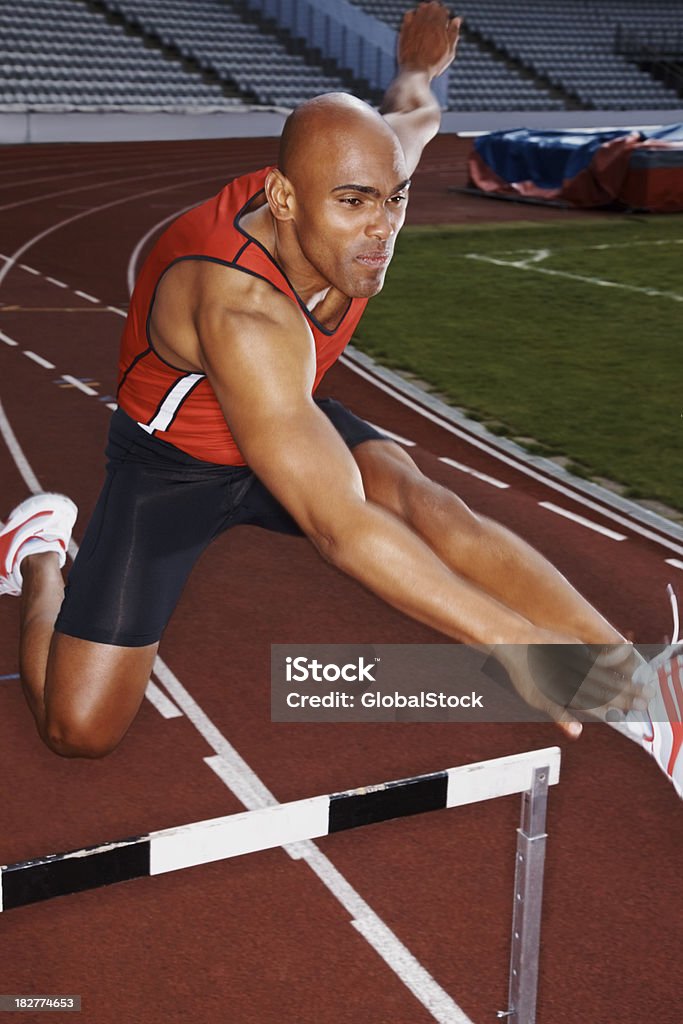 Afro-americano homem praticando obstáculo jumping - Foto de stock de Obstáculo de Corrida royalty-free