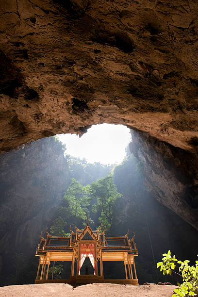 royal pavillion em phraya de cave, tailândia. - phraya nakhon cave imagens e fotografias de stock