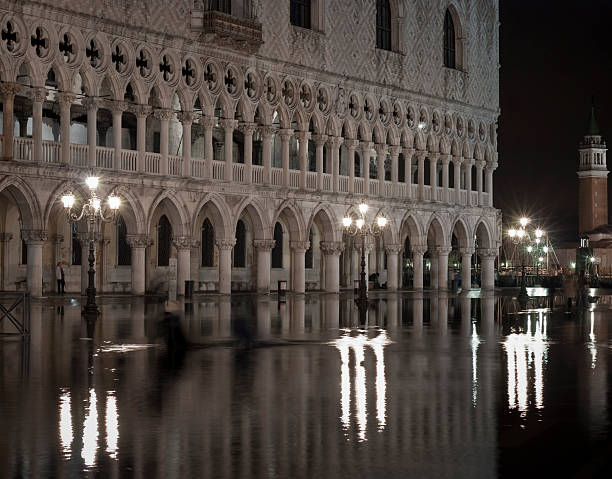 "acqua alta" en piazza san marco. venice - acqua alta fotografías e imágenes de stock