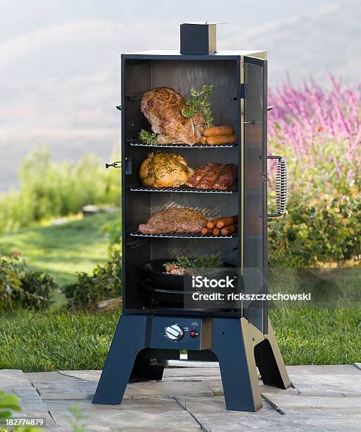 Carne Paciente Fumador Foto de stock y más banco de imágenes de Carne - Carne, Fumar - Temas sociales, Aire libre