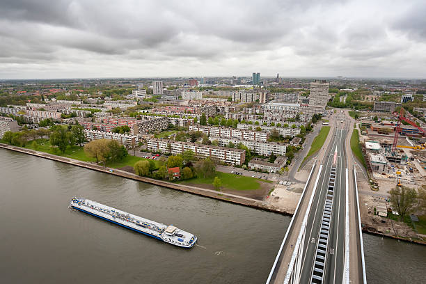 kanaleneiland in utrecht, den niederlanden, ansicht von prins clausbrug (xxl - upperdeck view fotos stock-fotos und bilder