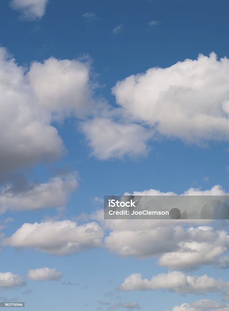 Cielo azul y nubes blancas esponjosas - Foto de stock de Aire libre libre de derechos