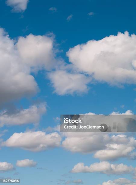 Cielo Azul Y Nubes Blancas Esponjosas Foto de stock y más banco de imágenes de Aire libre - Aire libre, Azul, Blanco - Color