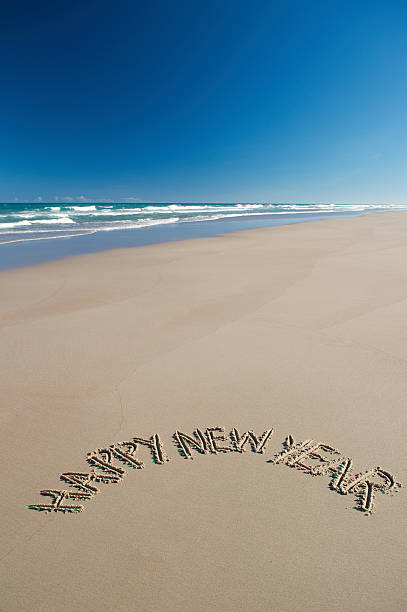 szczęśliwego nowego roku wiadomość w puste piasek - 2013 beach sand new years eve zdjęcia i obrazy z banku zdjęć