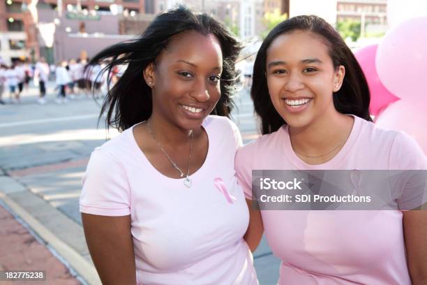 Duas Mulheres Jovens Em Uma Reunião Consciencialização Contra O Cancro Da Mama - Fotografias de stock e mais imagens de Andar