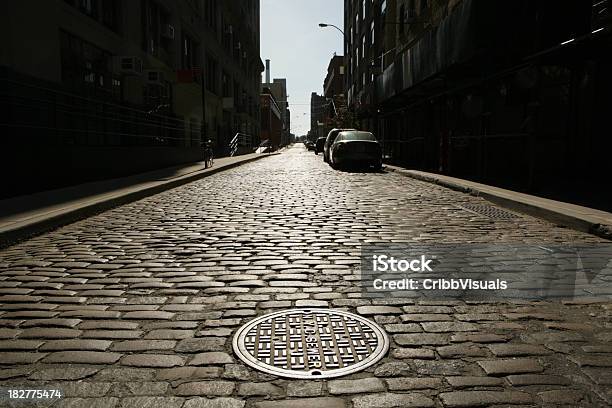 Foto de Deserto Do Brooklyn Dumbo De Paralelepípedos Backstreet Sunrise Dreno Cobrir Nyc De Esgoto e mais fotos de stock de New York City