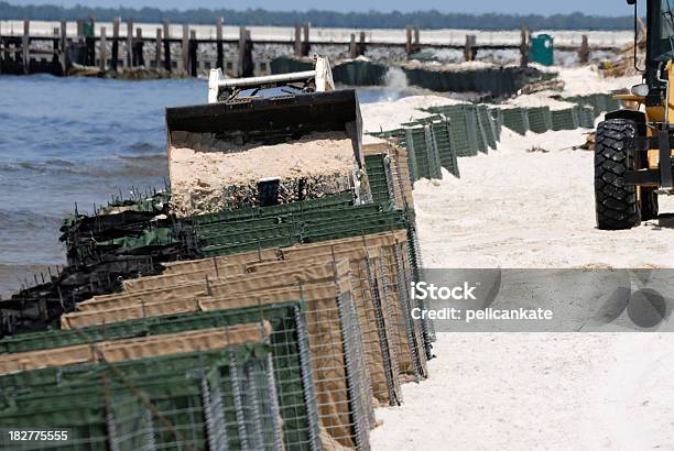 Foto de Barreira De Óleo e mais fotos de stock de Areia - Areia, Barreira de Construção, Desastre ecológico