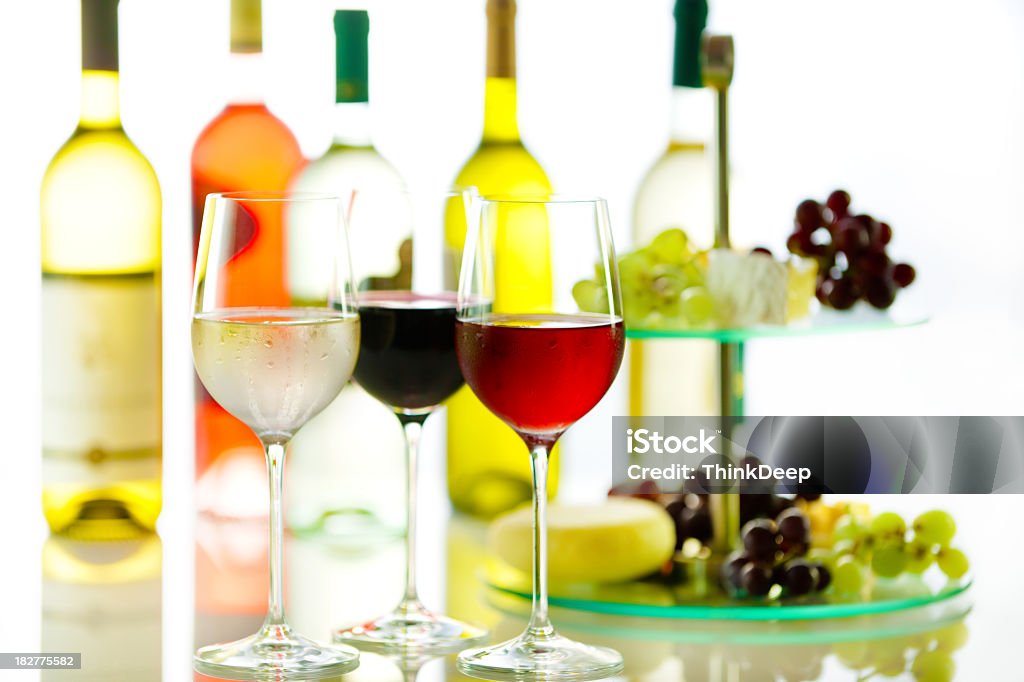 Fromage, raisin et trois verres de vin de différentes couleurs - Photo de Prise de vue en studio libre de droits