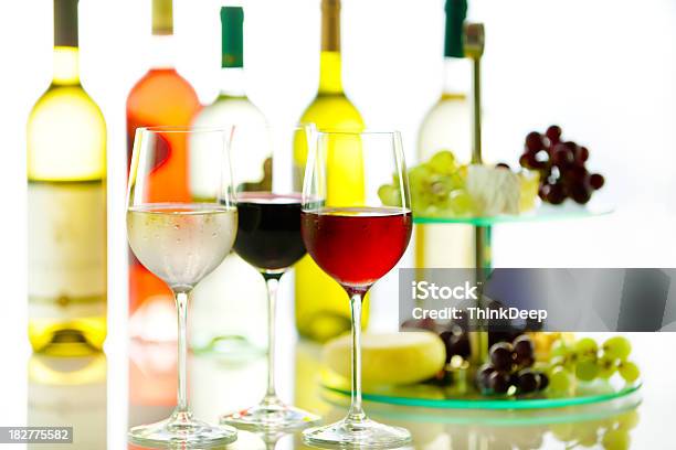 Photo libre de droit de Fromage Raisin Et Trois Verres De Vin De Différentes Couleurs banque d'images et plus d'images libres de droit de Prise de vue en studio