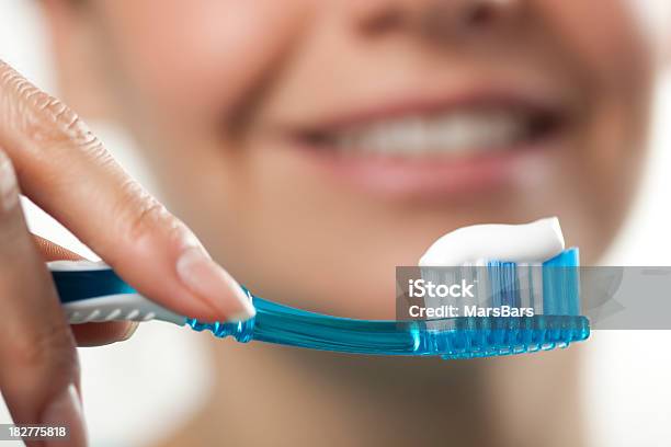 Foto de Mulher Escovar Dentes e mais fotos de stock de Pasta de dentes - Pasta de dentes, Escova de dentes, Azul