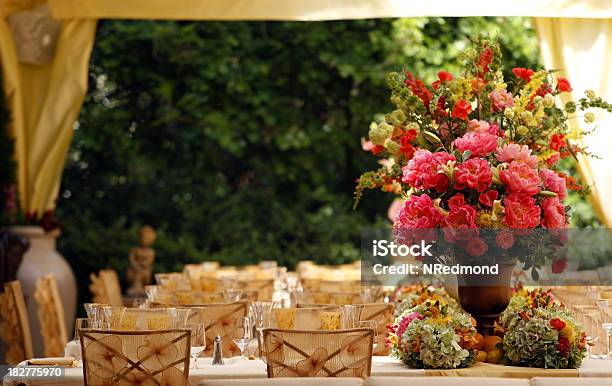 Composizione Di Fiori A Parte - Fotografie stock e altre immagini di Arredamento - Arredamento, Bricolage, Cena con invitati