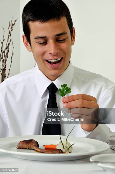 Foto de Teen Restaurante Comendo A Enfeitar Alguns Presos De Dentes e mais fotos de stock de 16-17 Anos