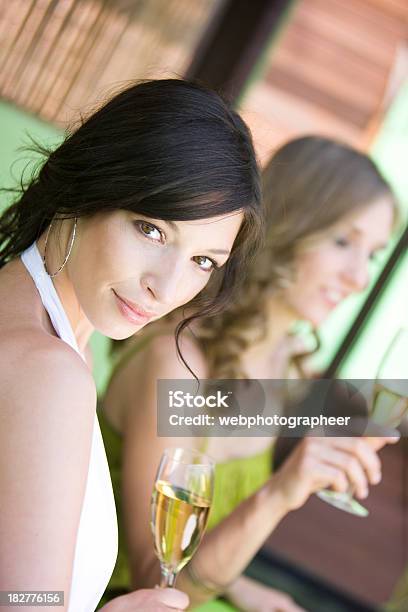 Szampan - zdjęcia stockowe i więcej obrazów Alkohol - napój - Alkohol - napój, Babski wieczór, Bar - Lokal gastronomiczny