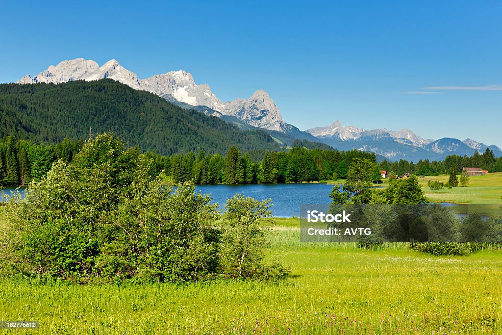 Baviera paesaggio con Lago Barns e contro Monte Zugspitz - Foto stock royalty-free di Germania