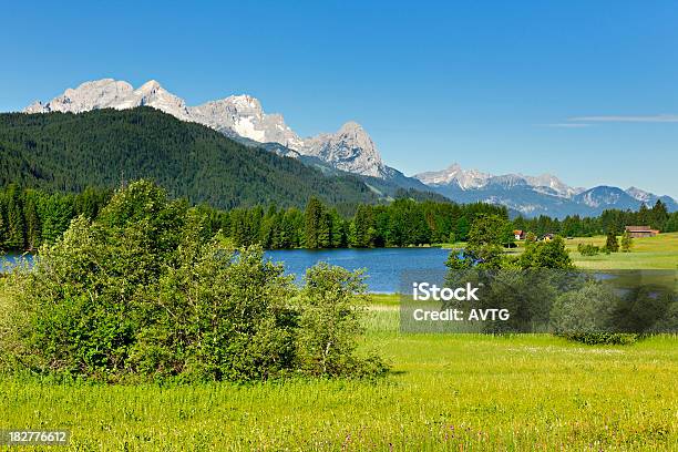 Baviera Paesaggio Con Lago Barns E Contro Monte Zugspitz - Fotografie stock e altre immagini di Germania