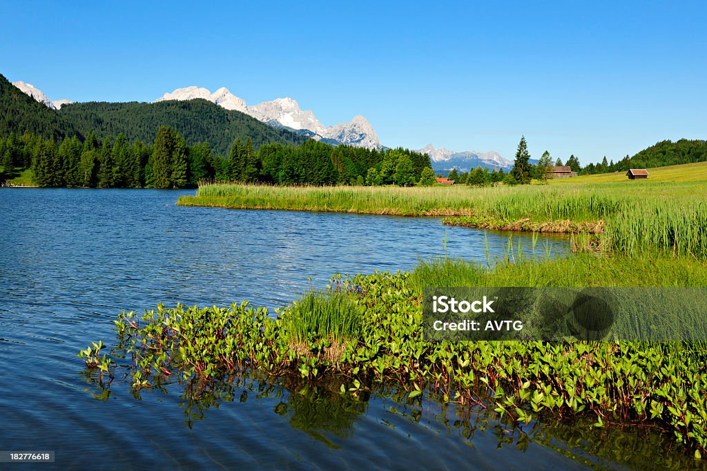 Bavaria Landschaft mit See und den Mount Zugspitz Barns - Lizenzfrei Abgeschiedenheit Stock-Foto