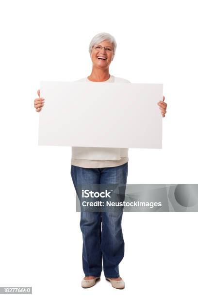 웃는 여자 노인 쥠 맹검액 플래카드 흰색 바탕에 그림자와 50-59세에 대한 스톡 사진 및 기타 이미지 - 50-59세, 여자, 플래카드