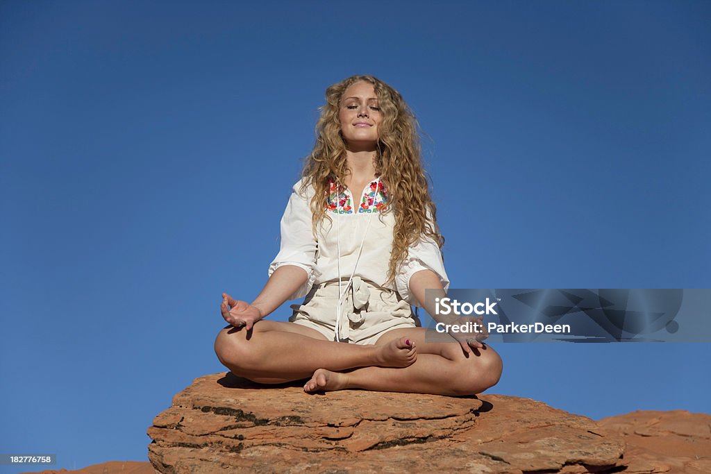 Hermosa mujer joven Meditando fuera haciendo Yoga - Foto de stock de 18-19 años libre de derechos