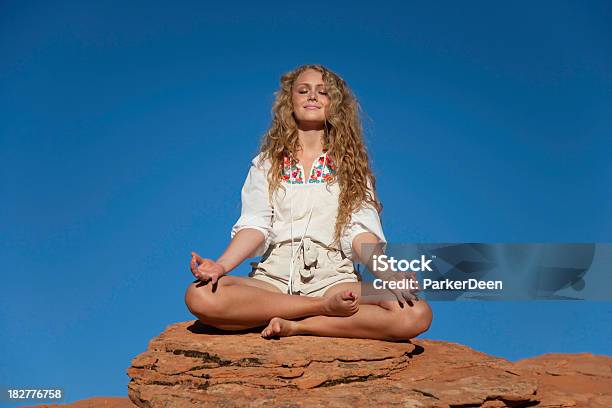 Hermosa Mujer Joven Meditando Fuera Haciendo Yoga Foto de stock y más banco de imágenes de 18-19 años - 18-19 años, Adolescente, Adulto