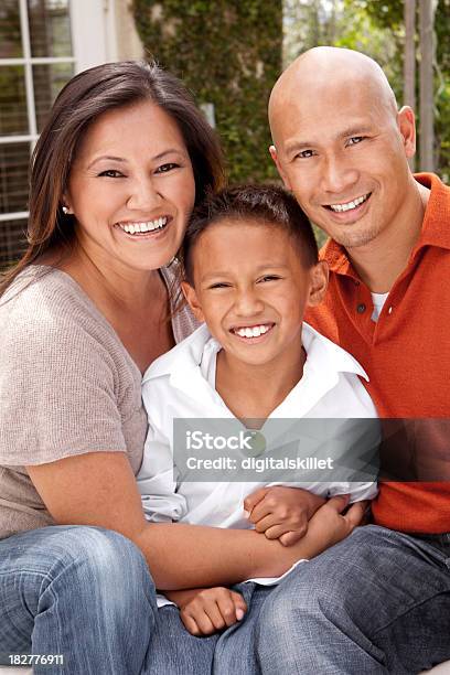 Familia Asiática Foto de stock y más banco de imágenes de 12-17 meses - 12-17 meses, 35-39 años, Adulto