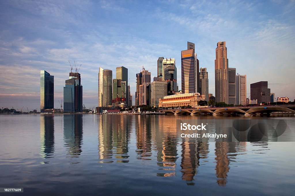 Lever du soleil sur le quartier des affaires de Singapour - Photo de Horizon urbain libre de droits