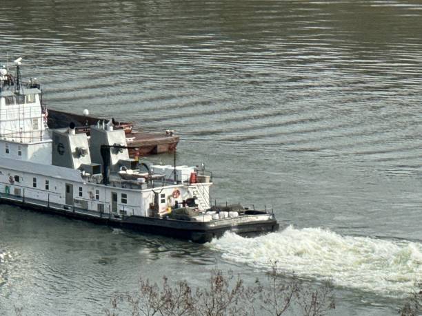 ohio river schleppboot in horseshoe bend. - ohio river valley stock-fotos und bilder