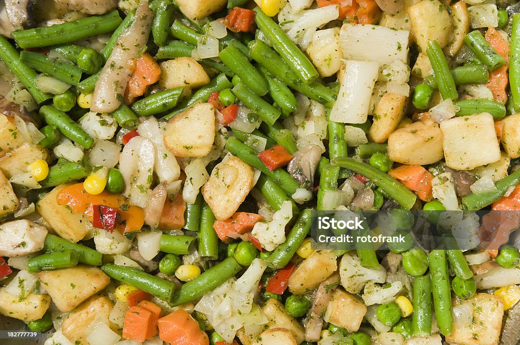 Gemuesepfanne mit Kartoffelnstir-fry Gerichte mit Kartoffeln - Lizenzfrei Bohne Stock-Foto