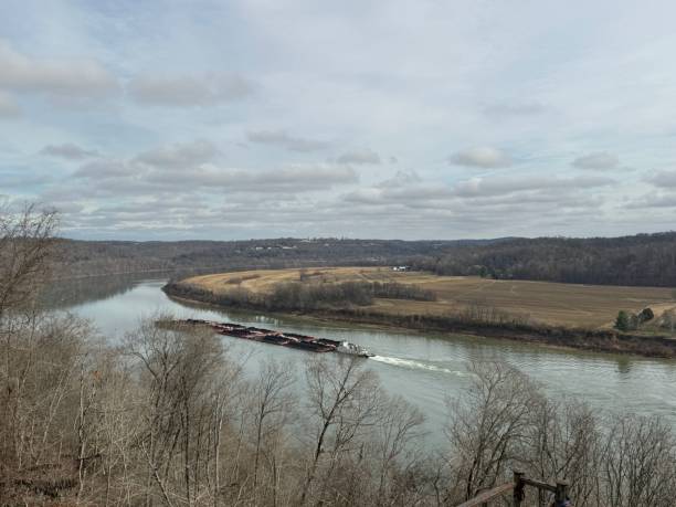 ohio river schleppboot in horseshoe bend. - ohio river valley stock-fotos und bilder