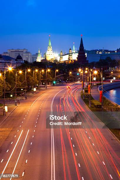 City Road Cerca De La Ciudad De Moscú Kremlin En La Noche Foto de stock y más banco de imágenes de Aire libre