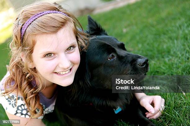 Szczęśliwa Dziewczyna I Pies - zdjęcia stockowe i więcej obrazów 14-15 lat - 14-15 lat, Adolescencja, Dzieciństwo