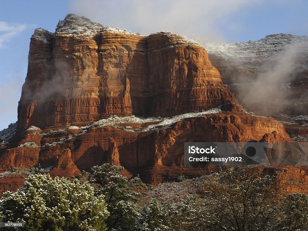 Mist brouillard Red Rock Butte - Photo de Hiver libre de droits