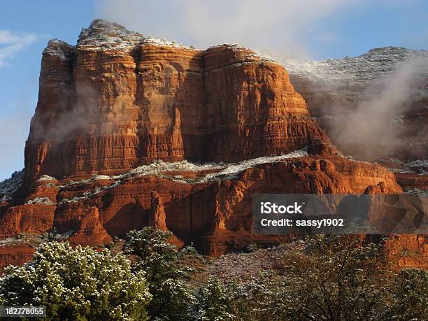 Photo libre de droit de Mist Brouillard Red Rock Butte banque d'images et plus d'images libres de droit de Hiver - Hiver, Paysage, Janvier