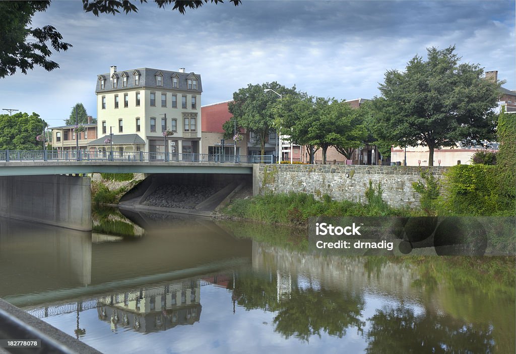 Hôtel historique, le pont et d'arbres reflétant dans Codorus Creek - Photo de Pennsylvanie libre de droits