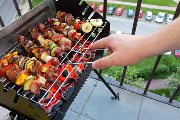 des brochettes grill - barbecue grill broiling barbecue vegetable photos et images de collection