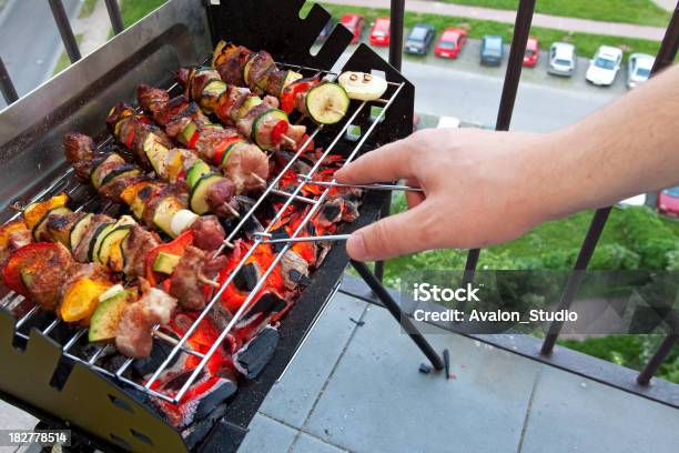 Spiedini Alla Griglia - Fotografie stock e altre immagini di Balcone - Balcone, Griglia per barbecue, Barbecue - Cibo