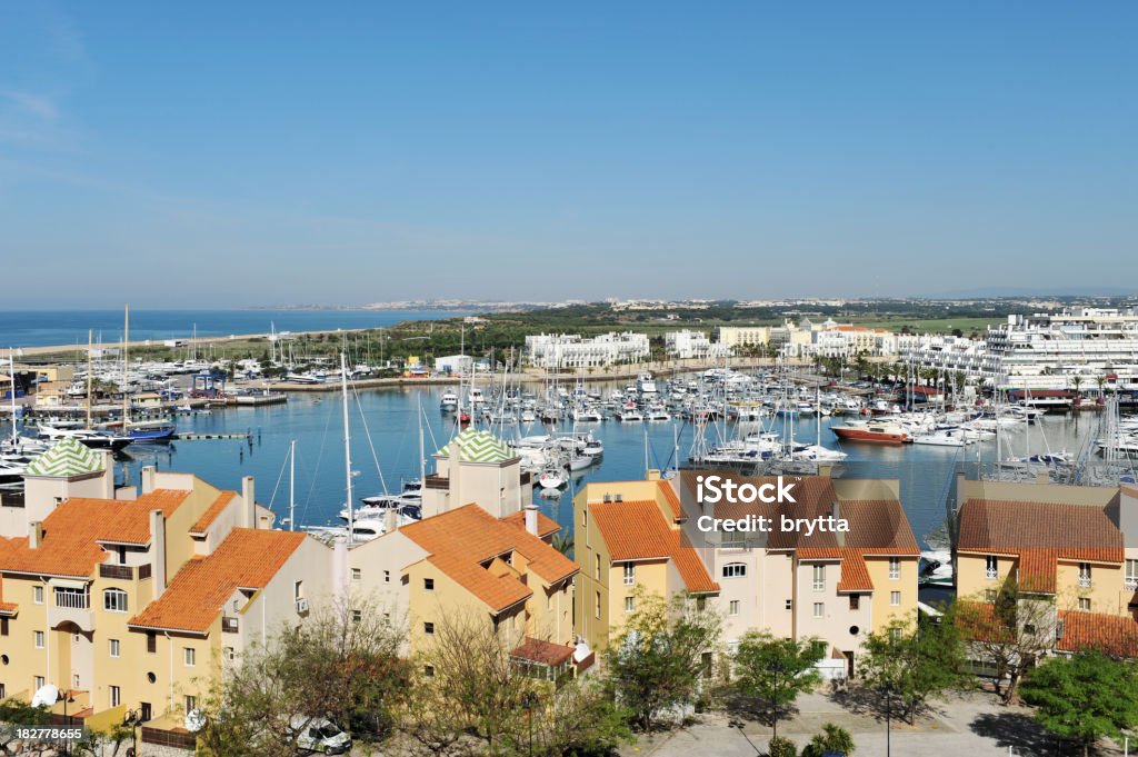 Vista de Vela em Iate marina com céu azul - Royalty-free Algarve Foto de stock