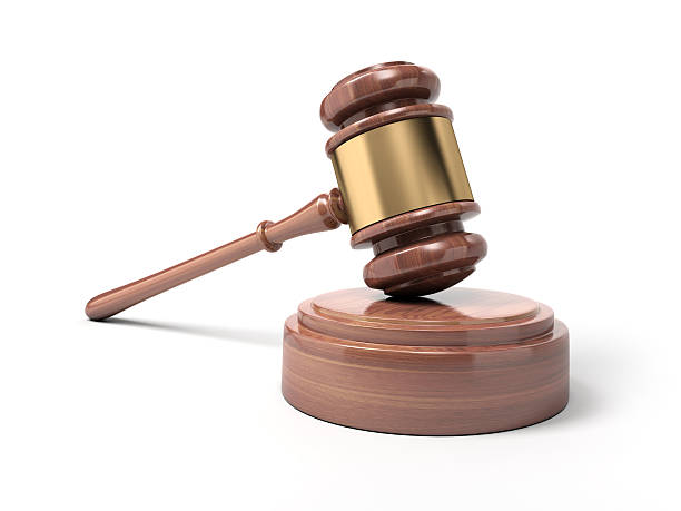 молоток судьи и soundblock - gavel auction judgement legal system стоковые фото и изображения