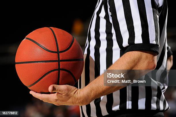 Mit Basketball Referee Stockfoto und mehr Bilder von Schiedsrichter - Schiedsrichter, Basketball, Basketball-Spielball