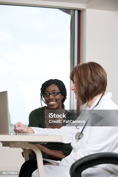 Médico Do Doente - Fotografias de stock e mais imagens de Adulto - Adulto, Afro-americano, Computador
